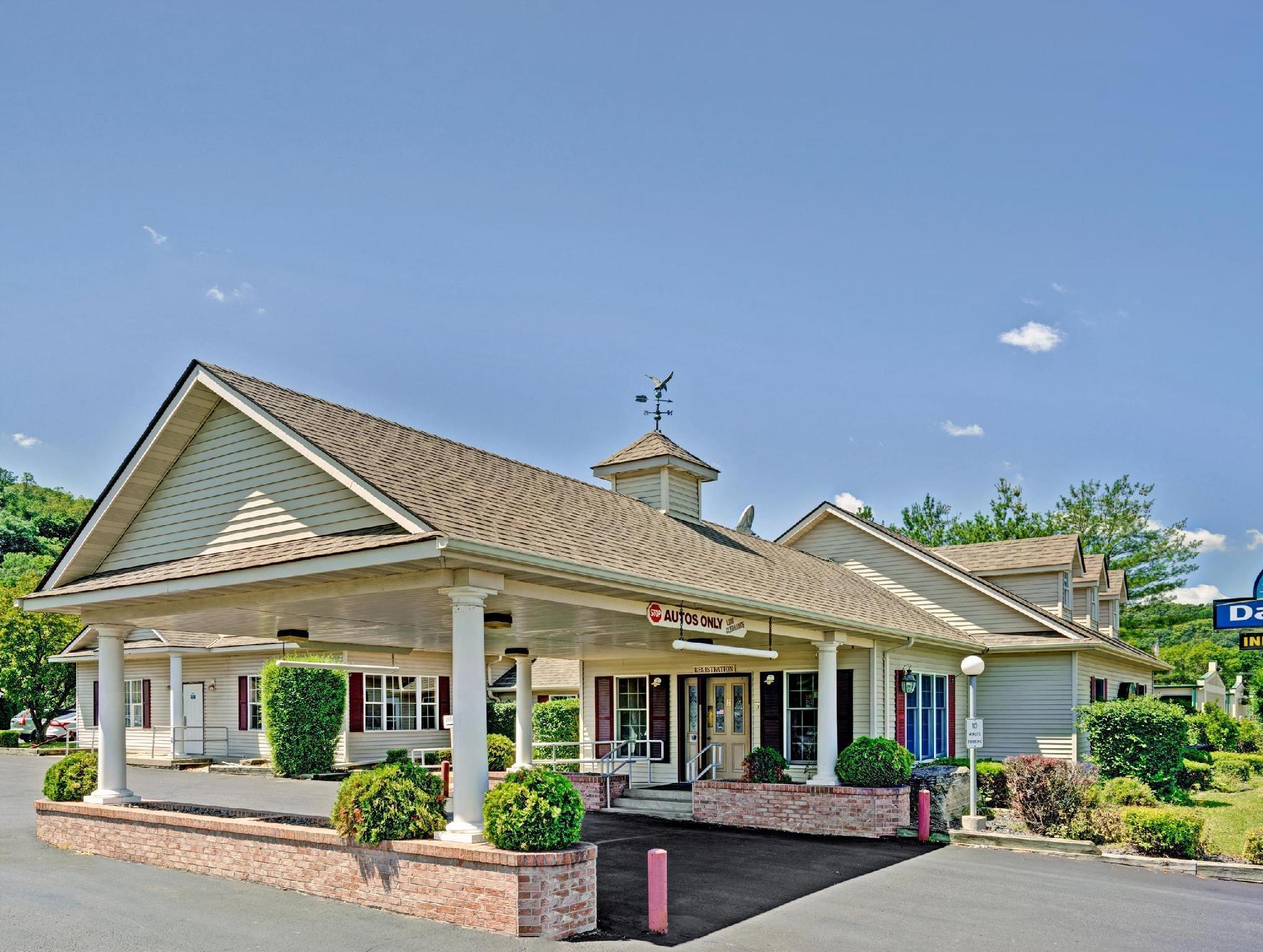 Travelodge By Wyndham Ред-Уинг Экстерьер фото