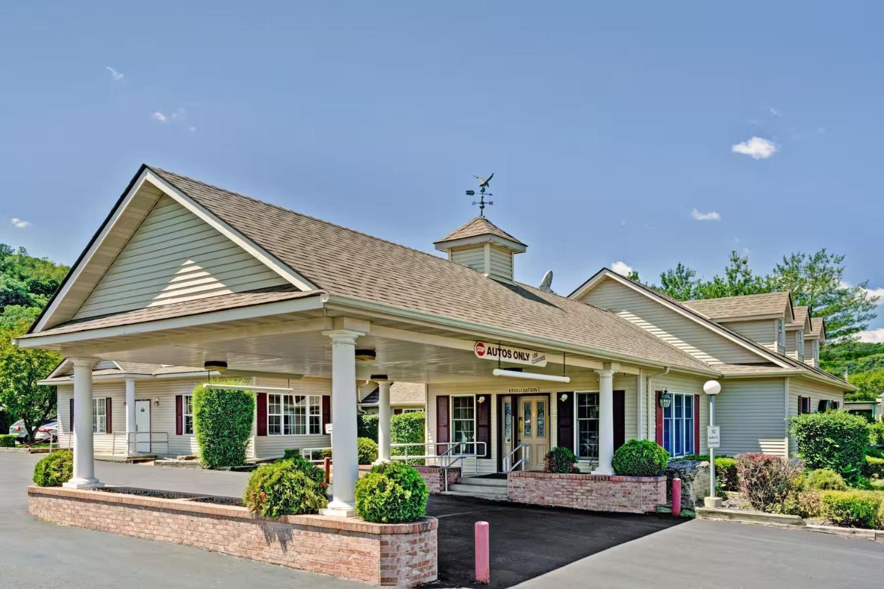 Travelodge By Wyndham Ред-Уинг Экстерьер фото