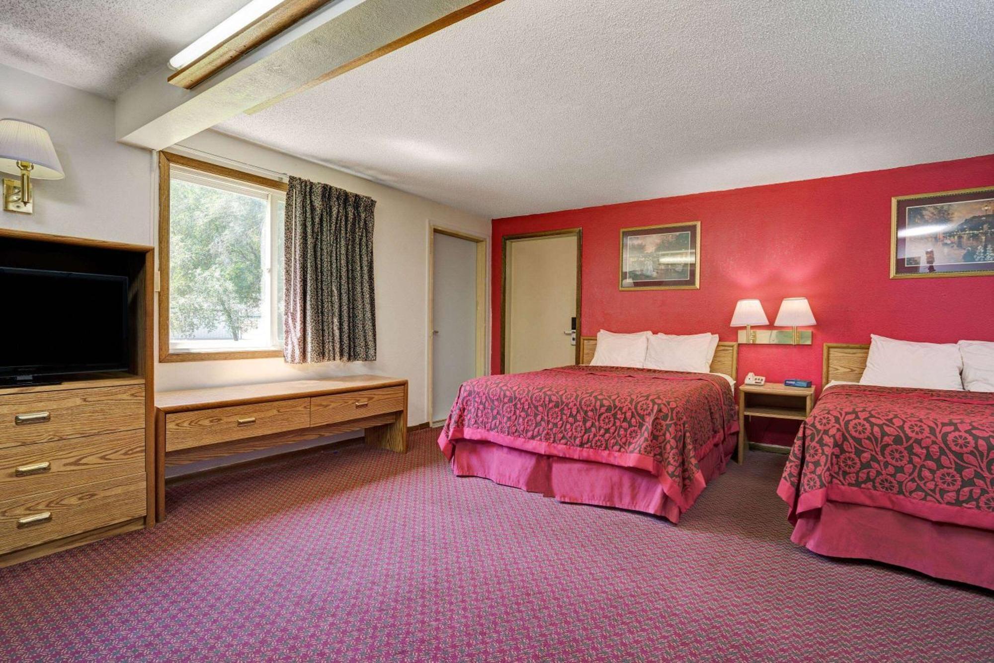 Travelodge By Wyndham Ред-Уинг Экстерьер фото