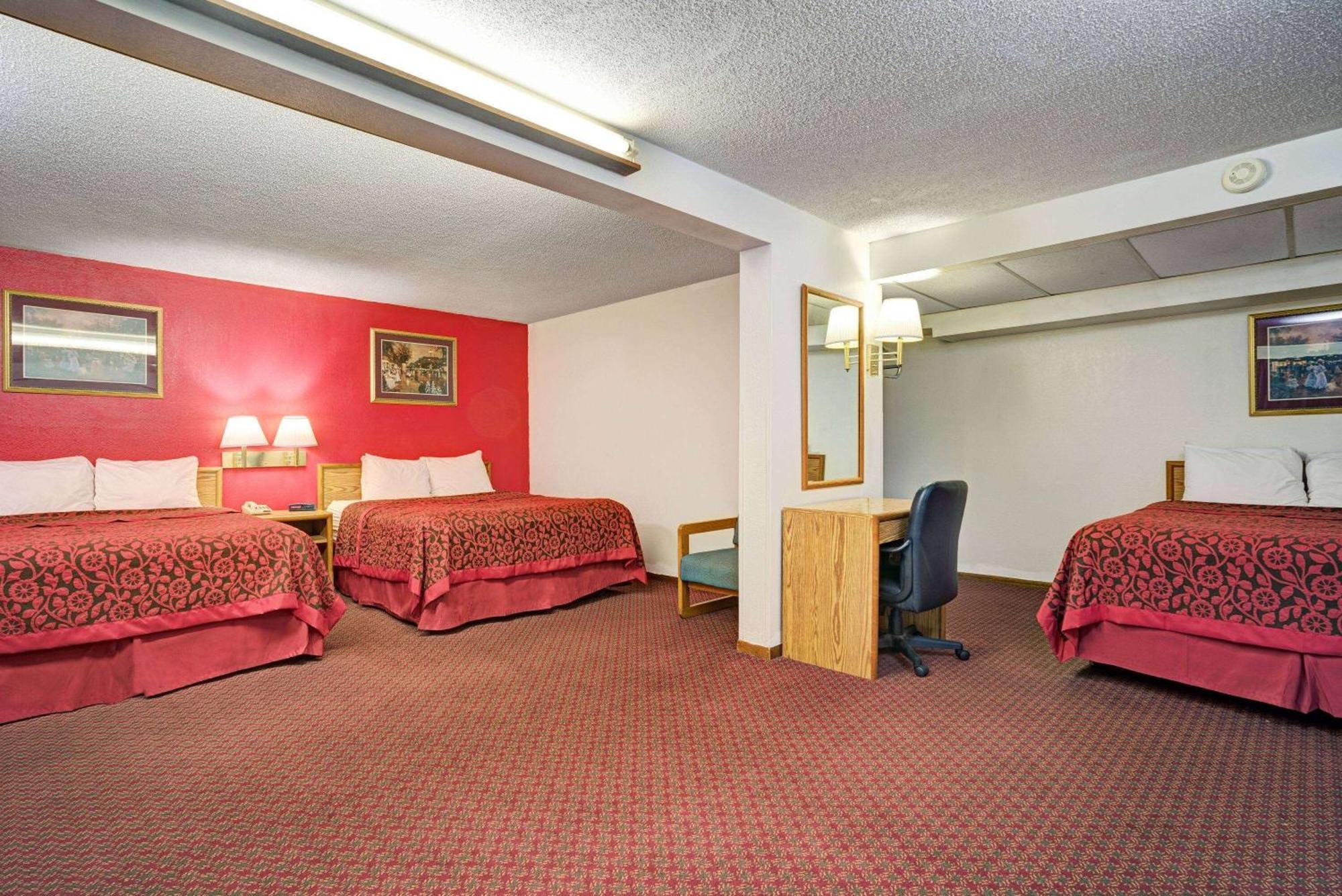 Travelodge By Wyndham Ред-Уинг Экстерьер фото