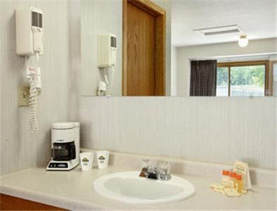 Travelodge By Wyndham Ред-Уинг Номер фото
